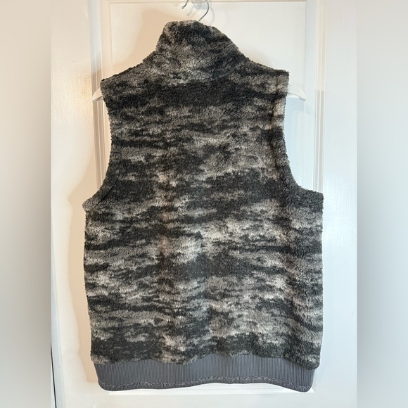 Athleta Women’s Fog Camo Bluff Sherpa Tugga Vest - Size Medium - Picture 4 of 8
